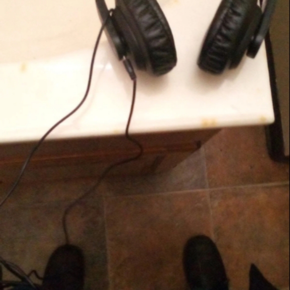 Black Mobile Spec Bluetooth Over Ear Headphones also works with aux in mode - Picture 3 of 6